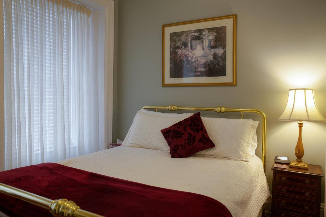 Sir Isaac Brock B&B Luxury Suites Brockville Bagian luar foto