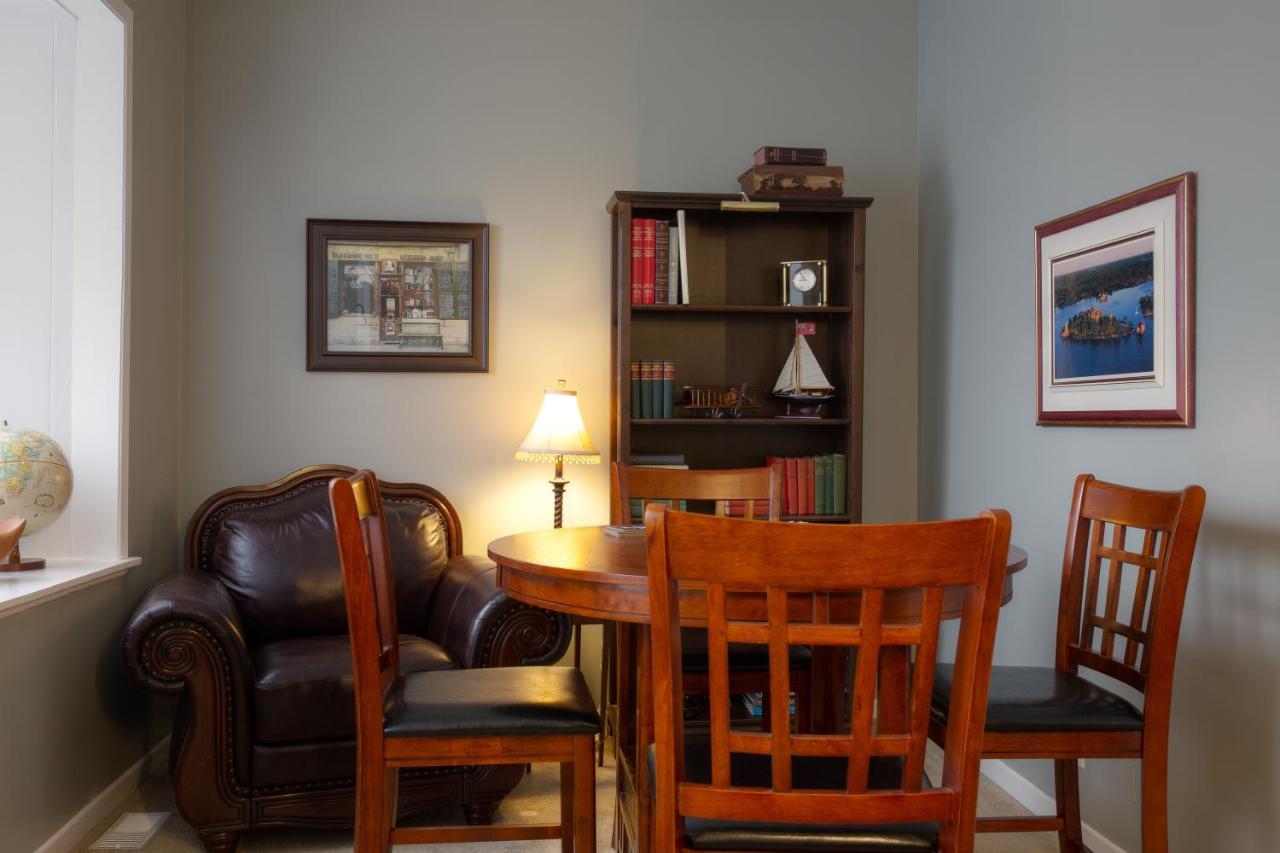 Sir Isaac Brock B&B Luxury Suites Brockville Bagian luar foto